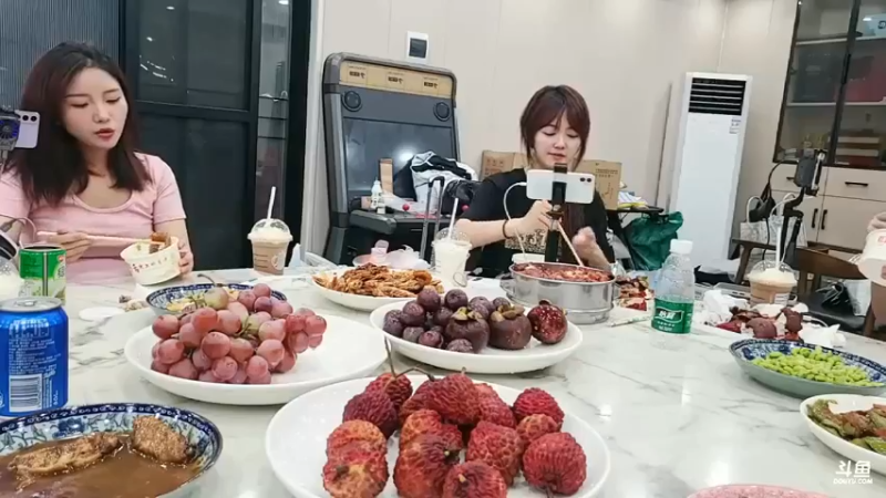 肖哥和女主播吃大餐，肖哥说如果天天过星，睡5小时就够了