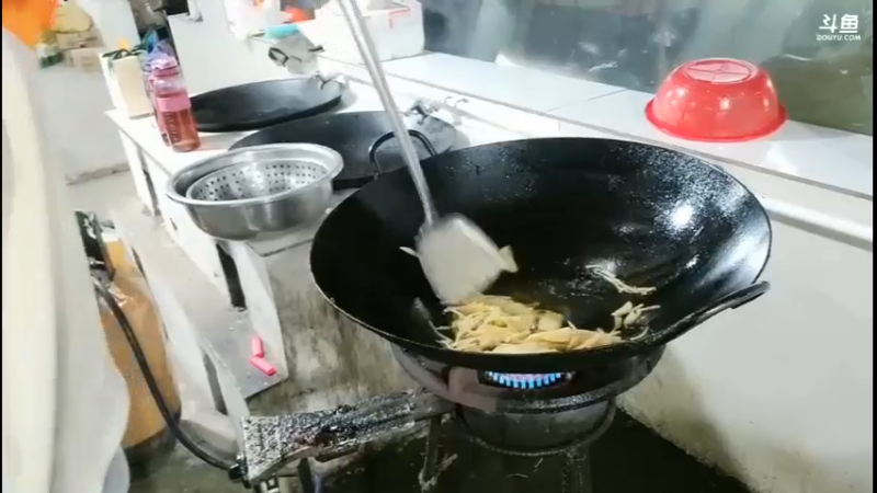 美女姗姗自己做土豆丝，大家说这油那么多啊