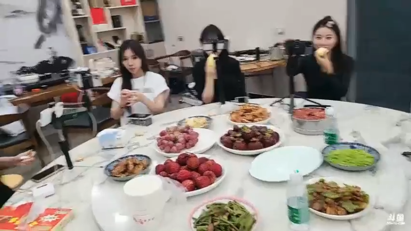 肖哥在吃饭之前和超级VIP打PK，输了洗碗