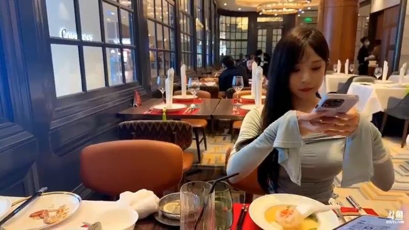 博哥吃完饭加美女好友，好兄弟去买单，美滋滋