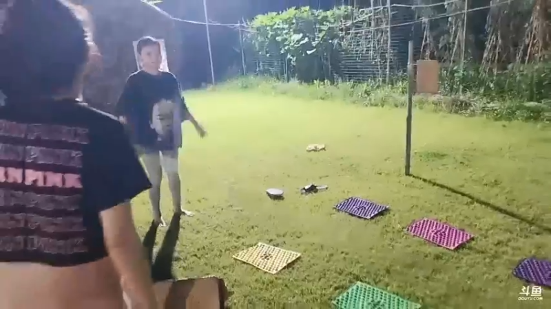 肖哥看女主播玩游戏，速度还是很快的