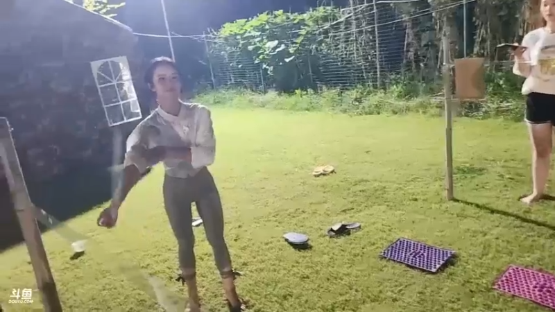 肖哥看擎天妹妹玩游戏一气呵成，打破了比赛记录