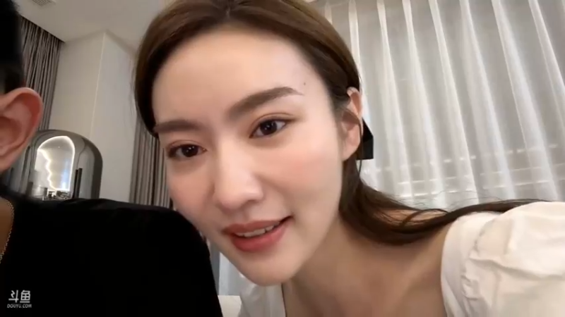 博哥和美女聊天，美女说你们别急啊