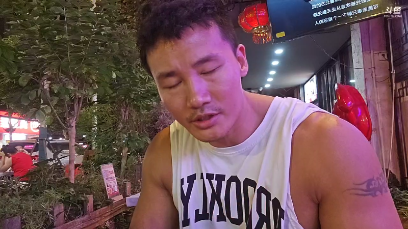 洪毅他爸看他直播，不是很多女主播的爸爸妈妈才看孩子们直播吗？
