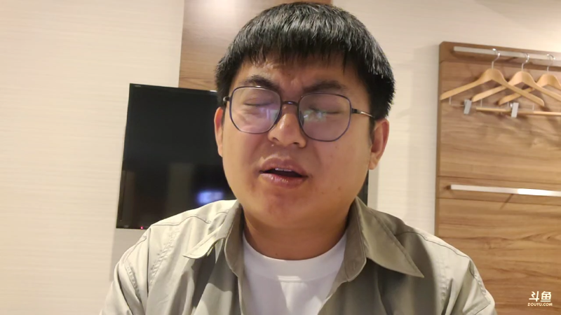 我在斗鱼看火力堂主直播户外