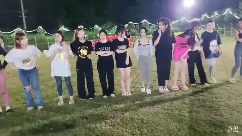 肖哥看女主播比赛，小钰VS曲草，小钰很猛速度很快
