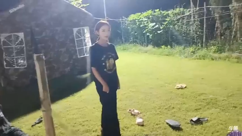 肖哥看美女小宁煦比赛，玩的很顺利，一秒之差输给小夹子