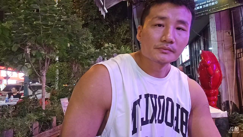 洪毅把他的爸禁言360天，老爸打电话让儿子解开禁言，儿不解。