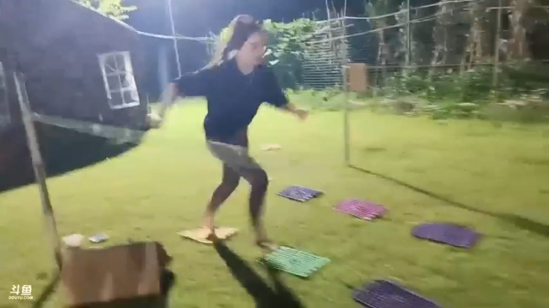 肖哥看美女鹅妹玩游戏，鹅妹还是很快的