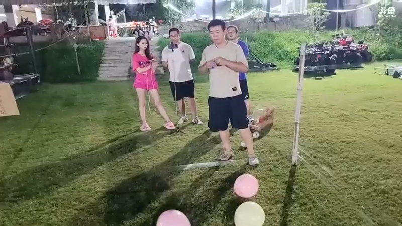 肖哥说今晚游戏规则，还亲自示范，看起来像铁人三项一样啊