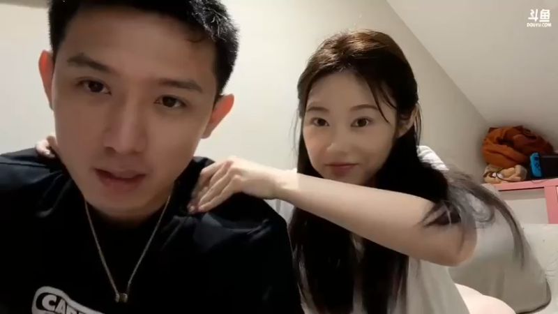 美女和博哥聊天出国，美女帮博哥按摩快乐啊