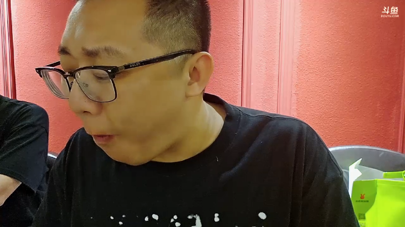 我在斗鱼看小鱼小鱼吃虾米直播户外