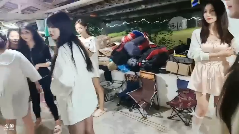 肖哥看女主播玩游戏，瞠目结舌没人答对