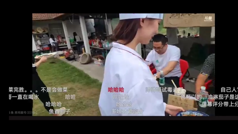 美女素素做了虾给大家点评，看起来可以啊