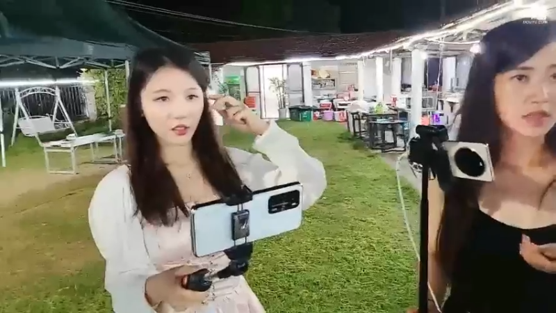 肖哥开始给女主播分组打PK，好多人啊