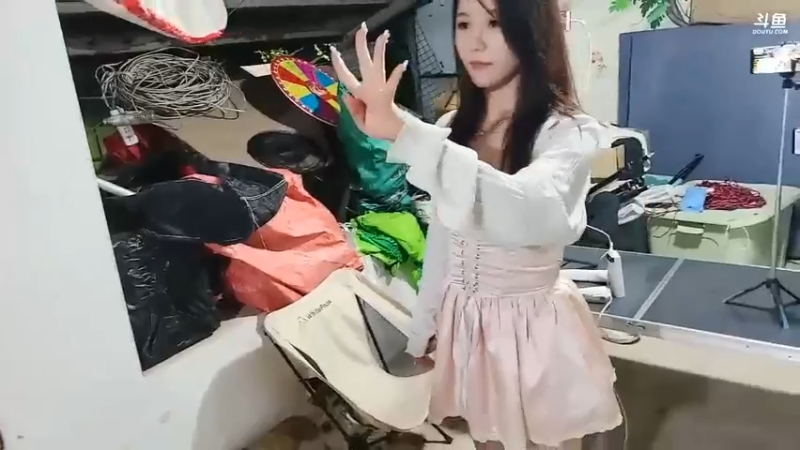 肖哥看女主播玩游戏，老圆子表演出错，茵茵猜不到