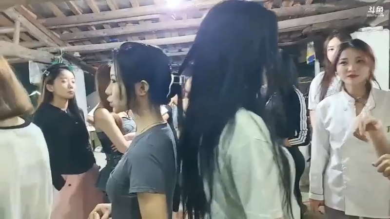 肖哥看女主播画图玩游戏，谁画的好