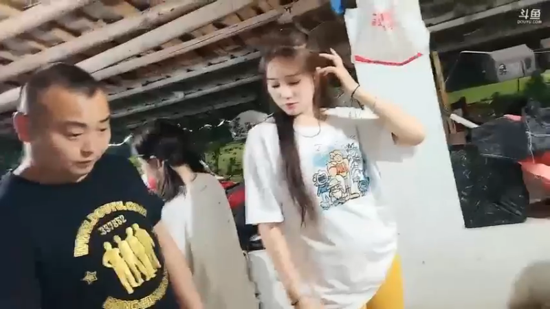 肖哥看女主播玩游戏，姑姑和美女茵茵大琳来了