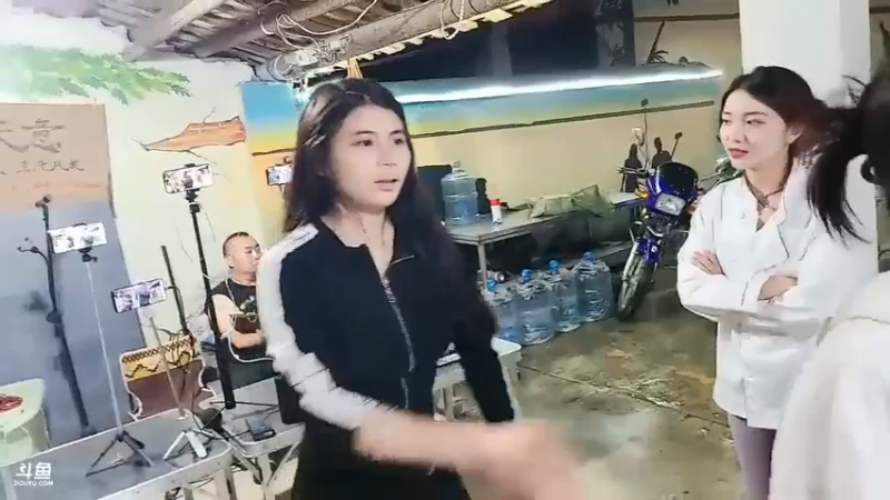 肖哥看女主播猜词语，贝贝游戏黑洞忘记表演嘴巴，茵茵猜不到