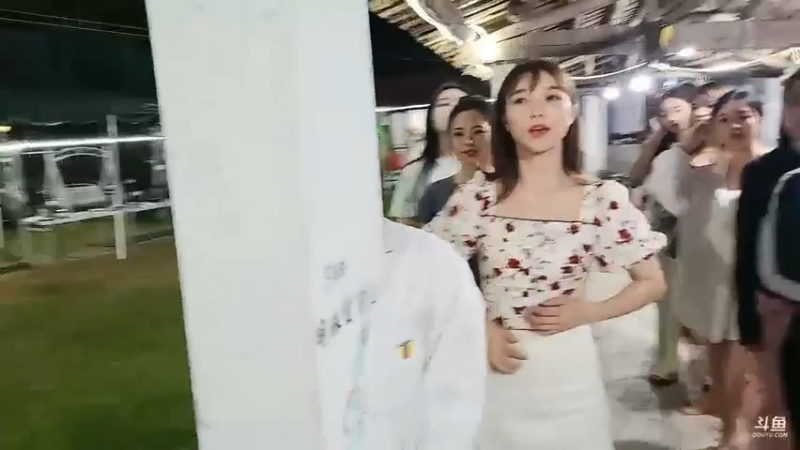 肖哥看女主播玩游戏猜词语，茵茵看不懂猜不到啊