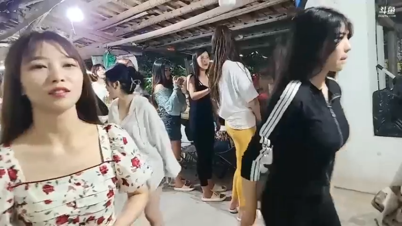 肖哥看女主播猜词语，彪子好像懂了，最后素素没猜对