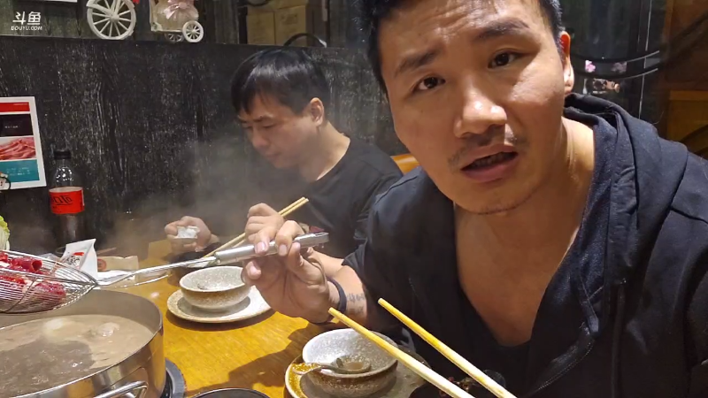 前几天说不要群，今天改口建新群，所有主播说的话都不可以相信。 @黑人毅老爸：屁的工作问题，你做很多事都是错的
