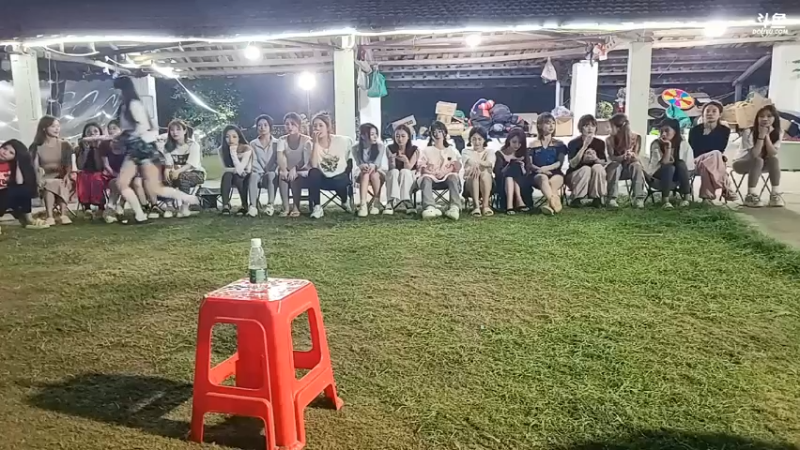 听歌识曲又来了，女主播最后擎天妹妹答对，肖哥少吃一个飞机