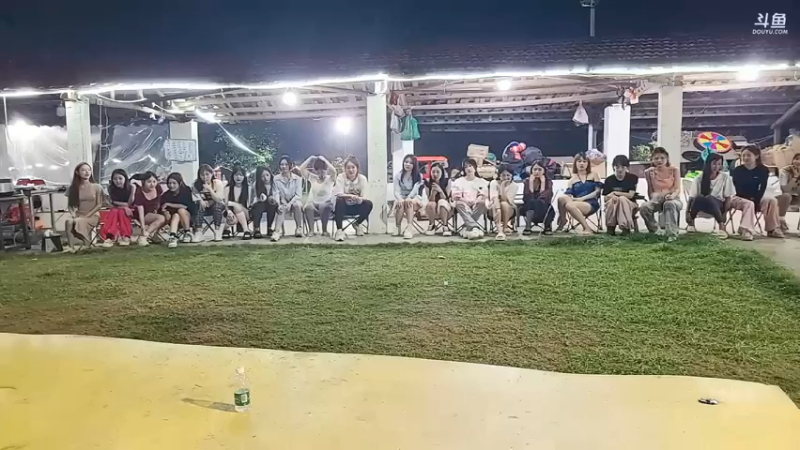 听歌识曲游戏，最后一题没人答对，肖哥大口吃啊