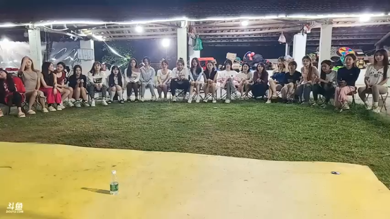 听歌识曲游戏，最后一首粤语歌没人猜对，肖哥大口吃啊