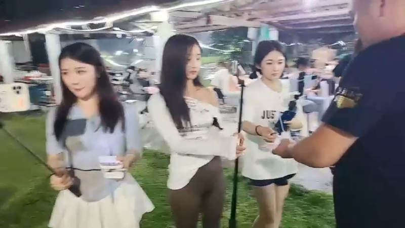 肖哥和女主播准备打PK搞GDP了，赢的住酒店啊