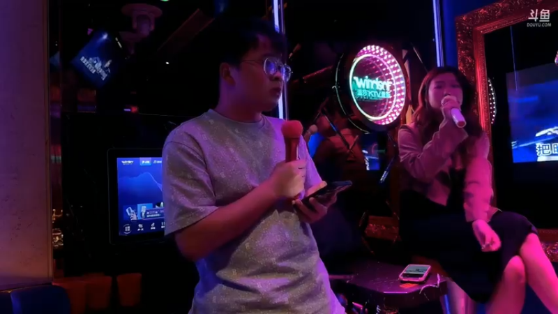 博哥和美女在KTV唱歌，桥边姑娘好听啊