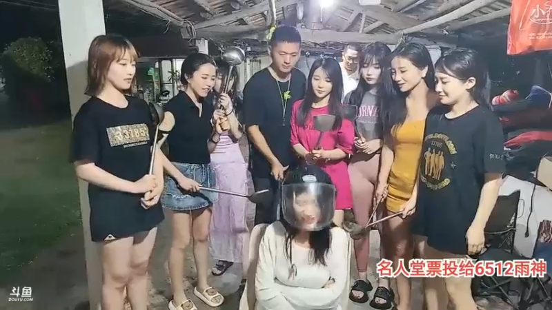 肖哥和女主播玩游戏，大家打的很开心，头盔都烂了