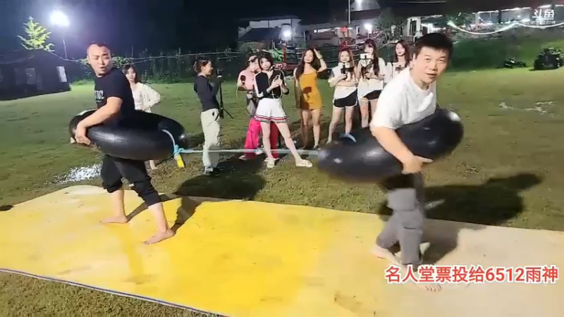 肖哥看五毒和鱼总示范玩游戏，两个人太认真了啊