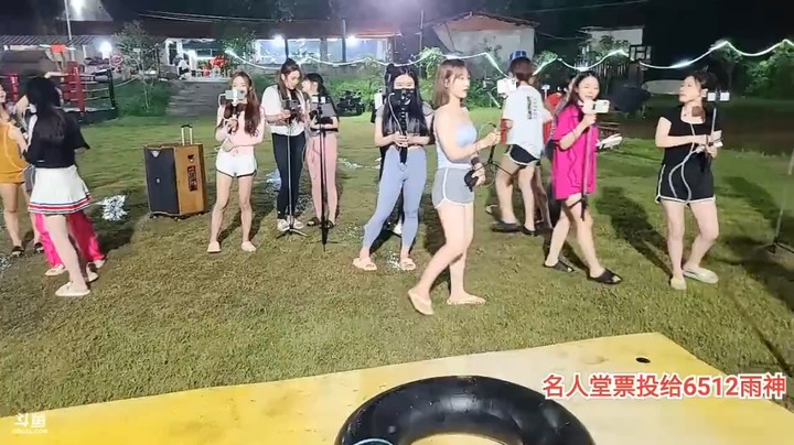 肖哥让女主播准备玩游戏，结果三个人还在厕所