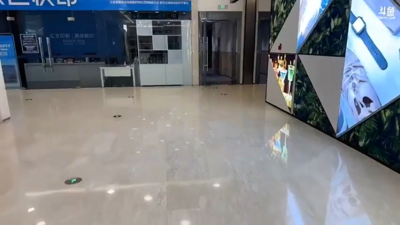 博哥带美女去饭店吃饭，点了很多菜，鱼翅很好喜欢啊