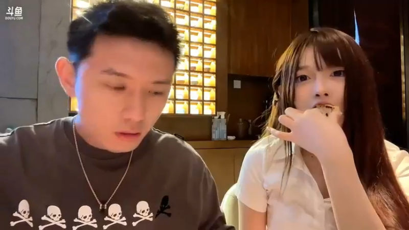 博哥和美女吃饭聊天，美女很聪明啊