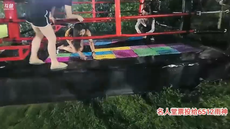 肖哥看五毒和鹅妹示范玩游戏，这是比体力啊