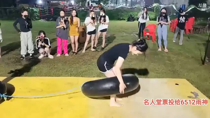 肖哥看美女素素和小夹子颜灵示范玩游戏，好搞笑