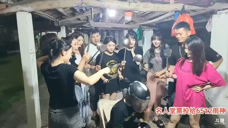 肖哥和女主播玩游戏，贝贝被虫子吓一跳