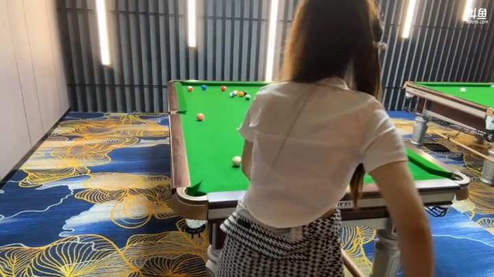 博哥和美女打台球，还耐心教美女打球