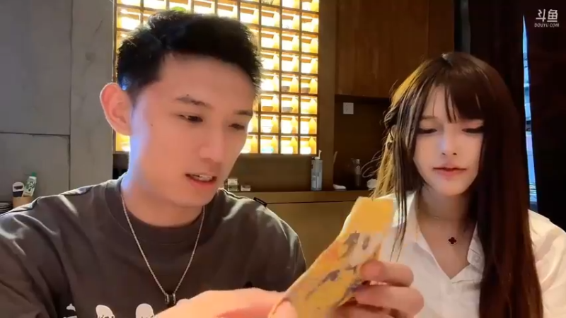 博哥和美女开始吃饭，觉得虾好吃啊