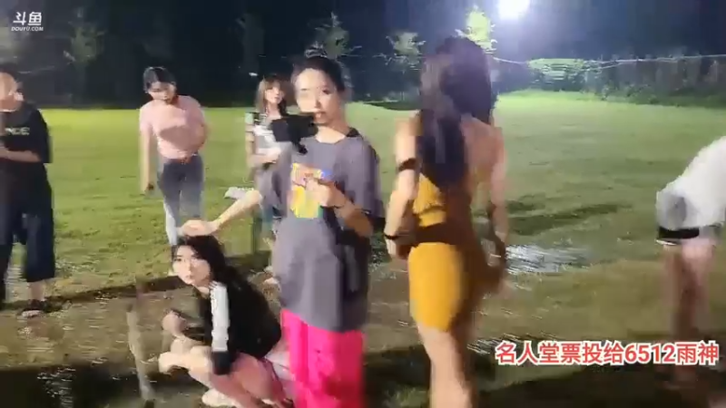 肖哥看女主播比赛穿袜子，小夹子很猛