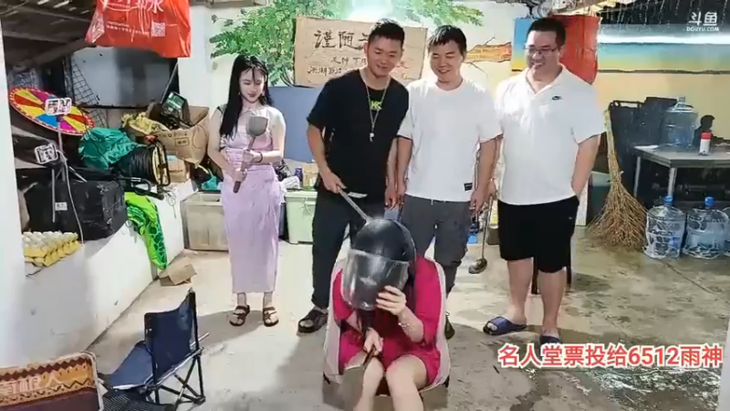 肖哥和女主播玩游戏打头盔，大家都很用力啊