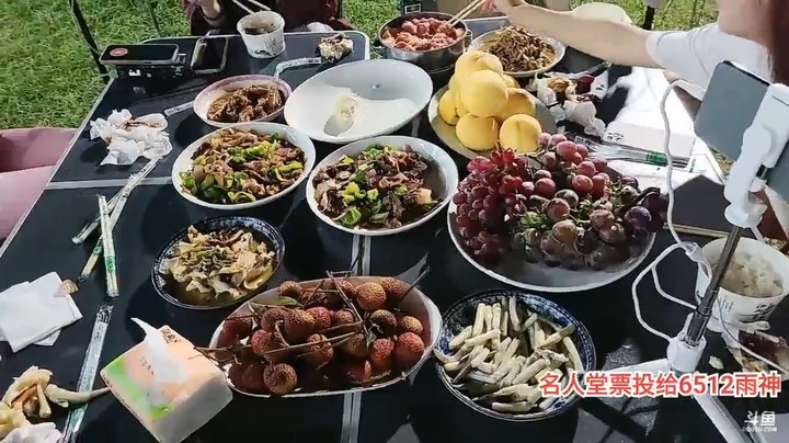 肖哥看女主播打菜吃，今天有鸡翅和鱼，真不错啊