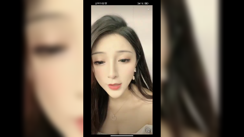 美女车模叶子休息时候聊天