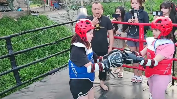 第一场还没有开始前傻爸说：“这女的穿的啥这么性感”的女人赢第二场第二局。