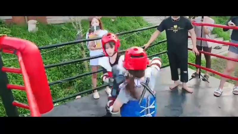 蹦蹦慧没有劲的时候不该摔，想办法控距离让大琳打没劲才有机会。