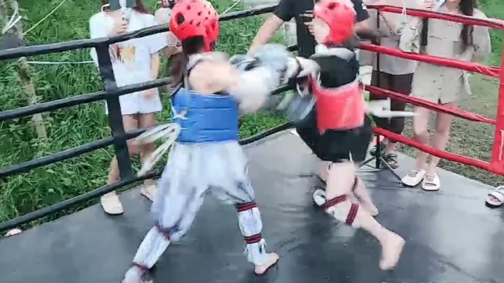 第四场第二局大个蓝方猛冲上去压倒红方，可是压不住小个红方被翻过去丢掉胜利，红方二比零。