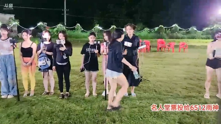 肖哥今晚看女主播绑着腿走路玩游戏，这考验默契度