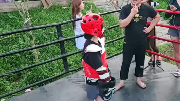 傻爸压红的胜，说：“红的好像块大一点，开始前碰了一下拳套，以为会打把我唬住了。”